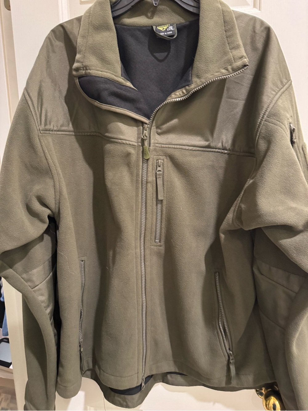 Military-Inspired Olive Green Fleece Jacket with Zip Pockets